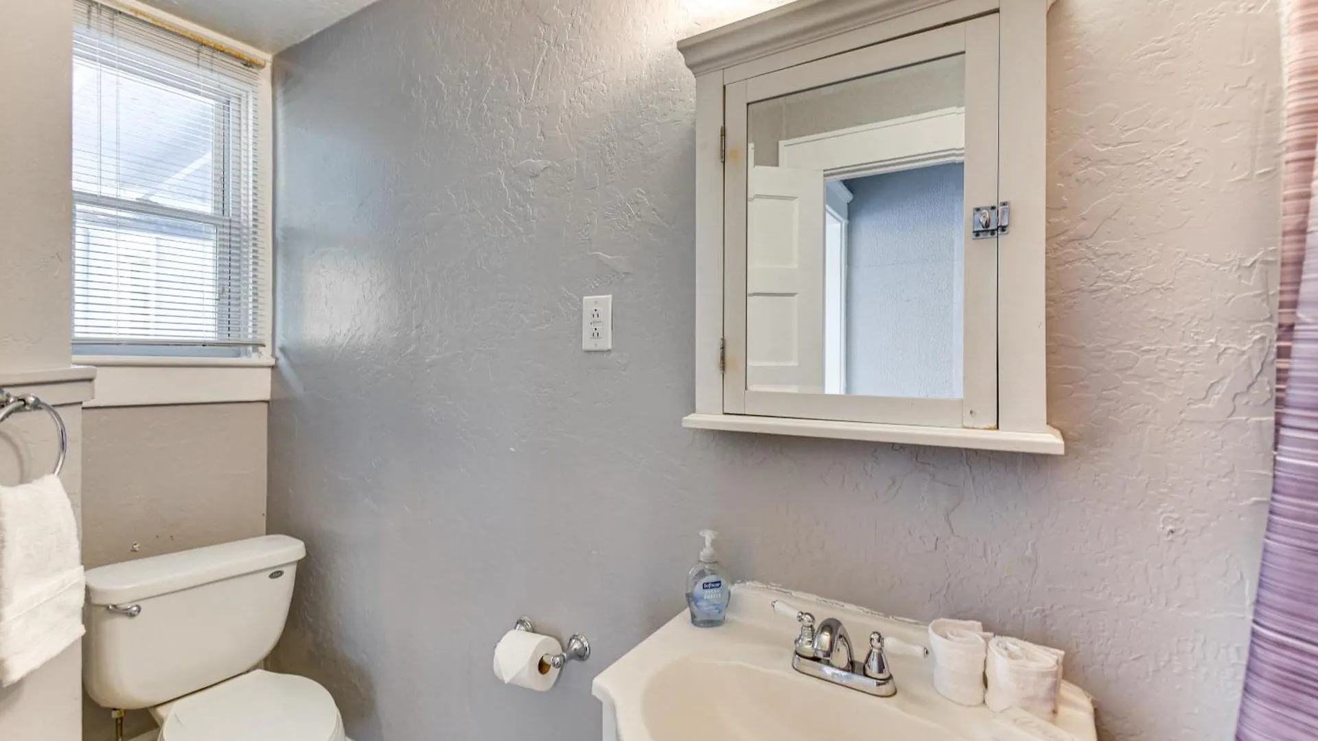 Norfolk Apartment 1 Mi To Ocean View Beach Park! North Camellia Acres 0*,  United States